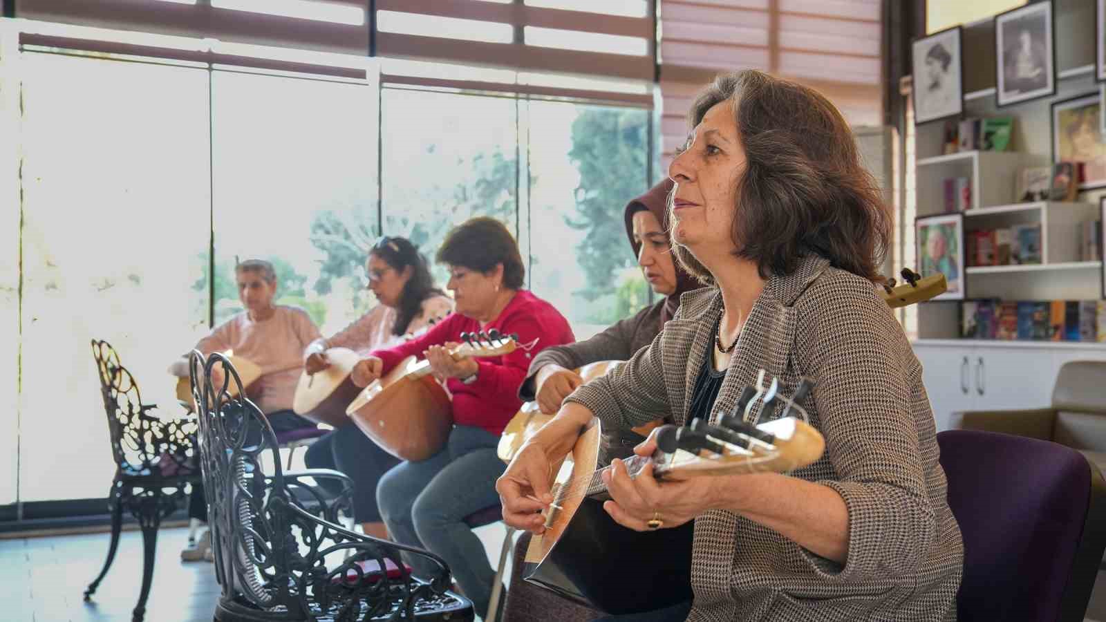 Tarsuslu kadınlara bağlama eğitimi
