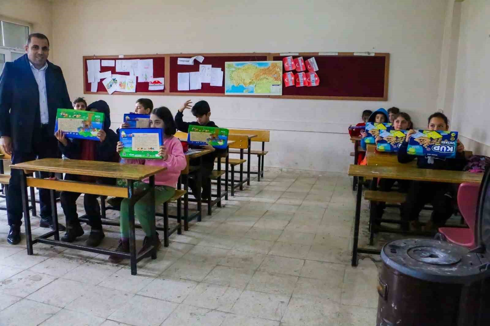 Diyarbakır’da köy okullarındaki çocuklar ziyaret edilip hediye dağıtıldı