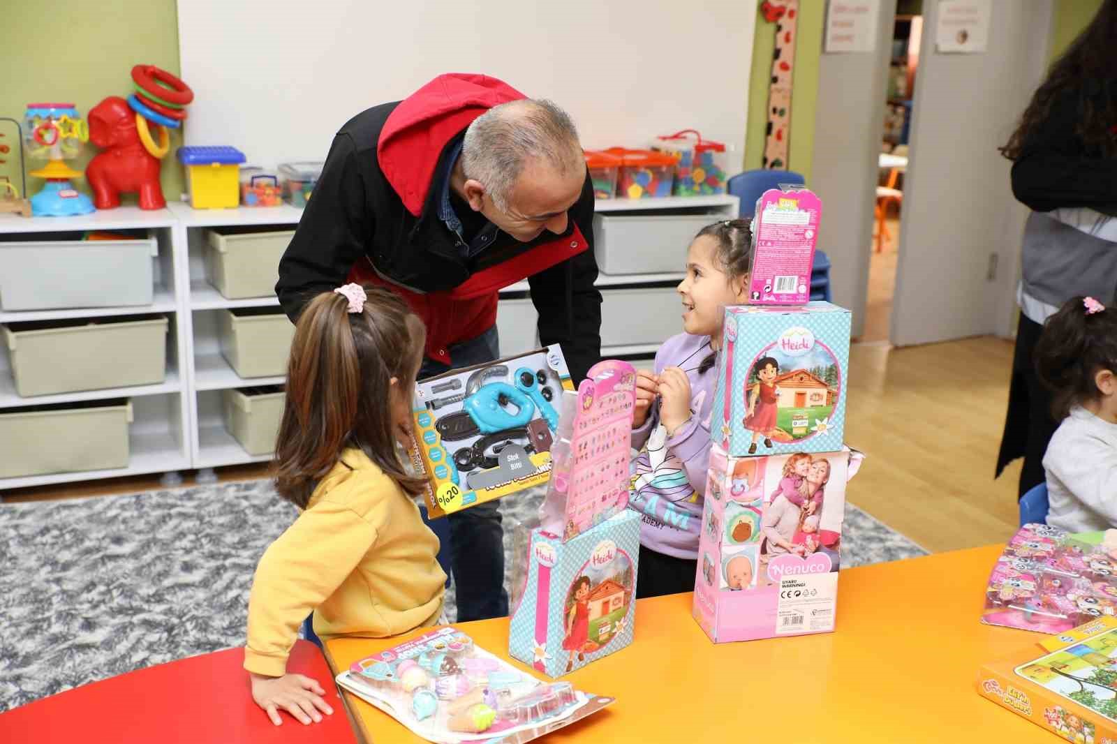 Hayırseverlerin bağışları miniklere ulaştırıldı
