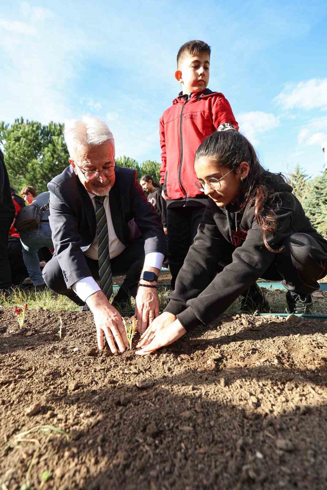 Başkan Erdem öğrencilerle çilek ve marul fidesi dikti
