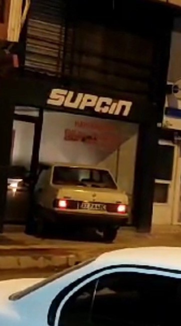 Kontrolden çıkan otomobil işyerine girdi