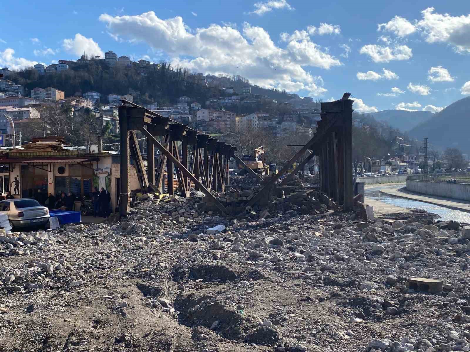 Fevkani Köprüsü’nün son parçası da yıkılıyor