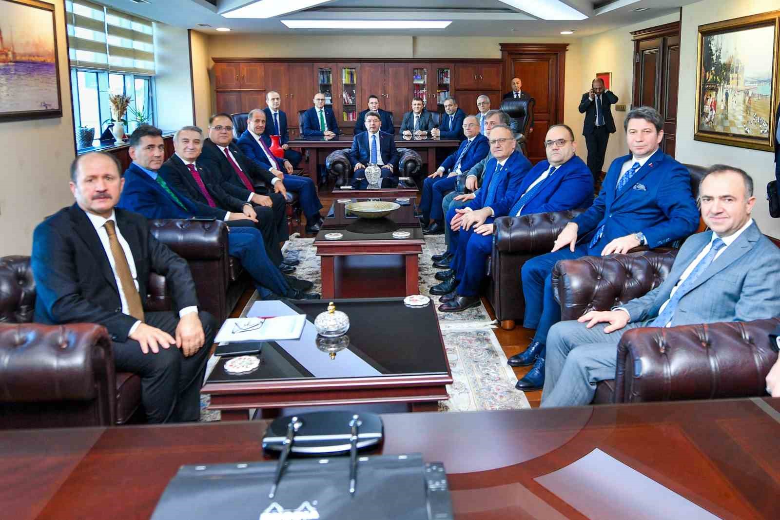 Bakan Tunç, İstanbul Anadolu Adalet Sarayı’nı ziyaret etti