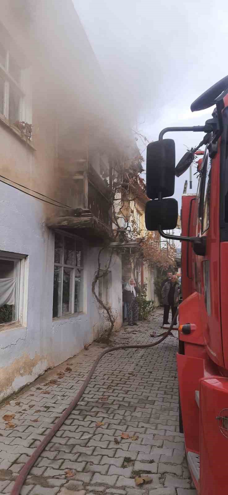 Baca temizlerken komşusunun evini yaktı
