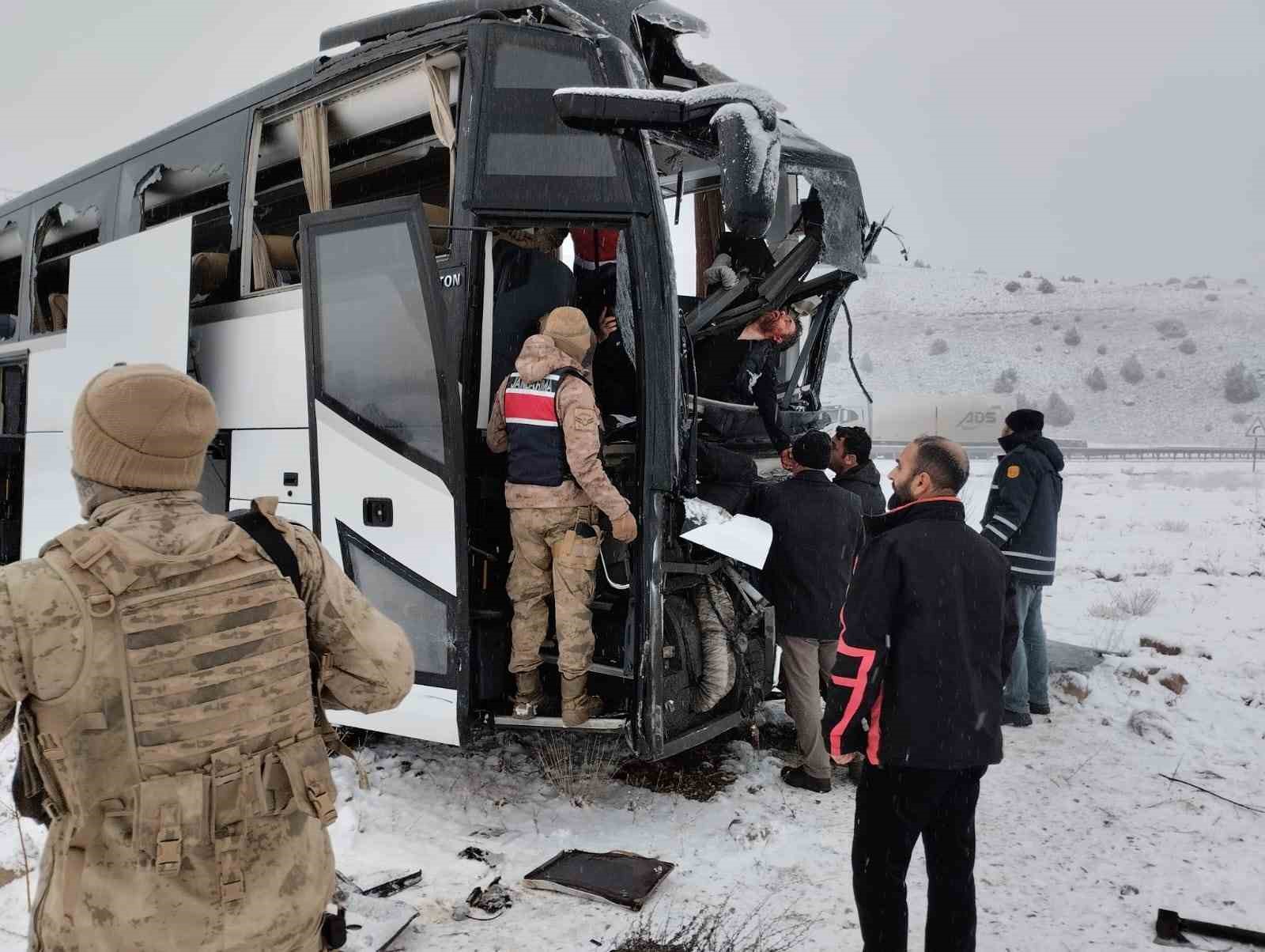 Kars’ta yolcu otobüsü kaza yaptı: 2 ölü, 8 yaralı