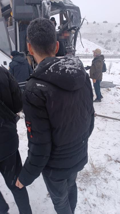 Kars’ta yolcu otobüsü kaza yaptı: 2 ölü, 8 yaralı