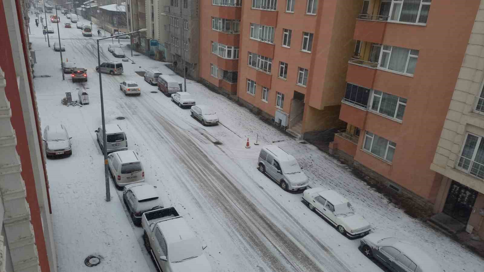 Kars&rsquo;ta kar yağışı etkili oluyor
