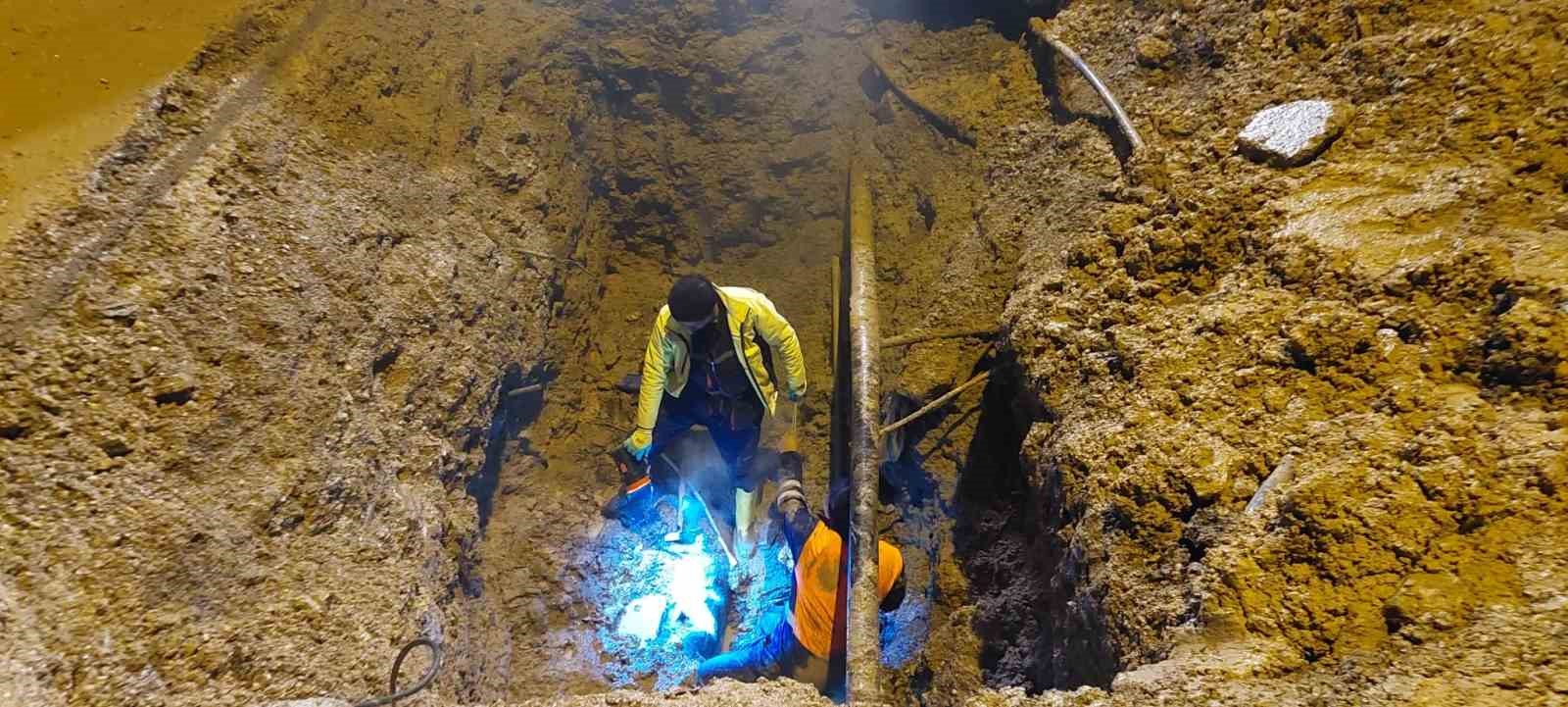Hakkari&rsquo;de 300&rsquo;l&uuml;k su şebekesi arızalandı
