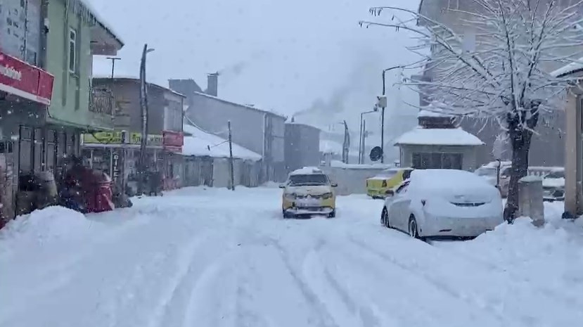 Bing&ouml;l&rsquo;de yeni yılın ilk karı yağdı
