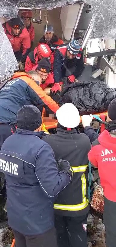 Kars&rsquo;ta zincirleme trafik kazası: İki yolcu otob&uuml;s&uuml; ve kamyon birbirine girdi
