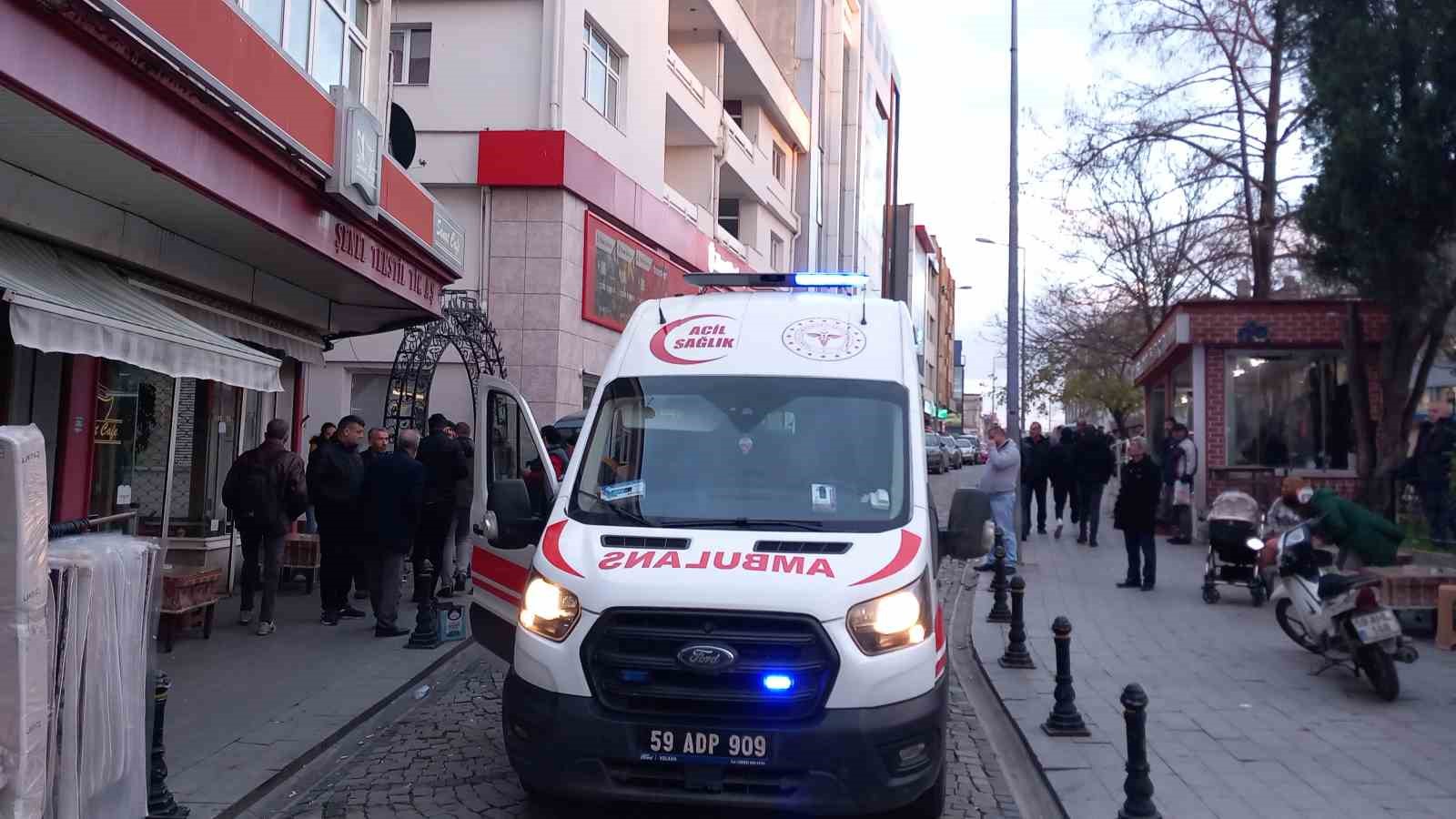 &Ccedil;orlu&rsquo;da kanlı kavga: Ağabeyini sokak ortasında 6 yerinden bı&ccedil;akladı
