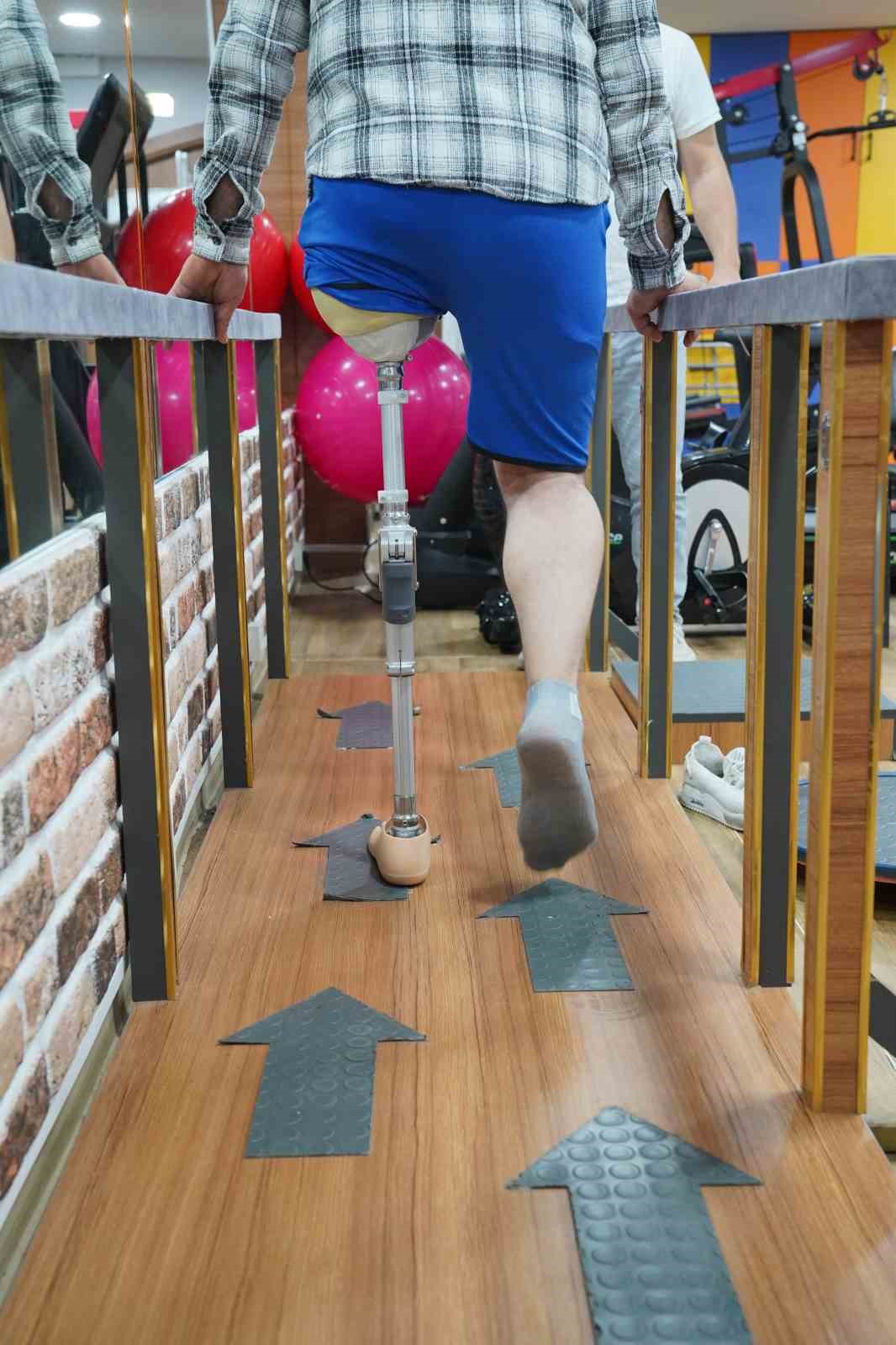 On sene sonra yürümenin mutluluğunu yaşıyor: Uçak bombasıyla kaybettiği bacağına protezle kavuştu