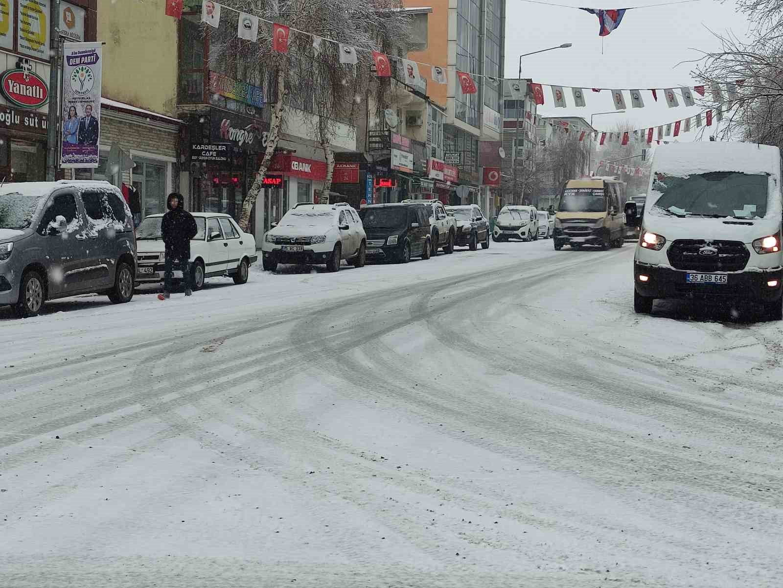 Ardahan güne karla uyandı