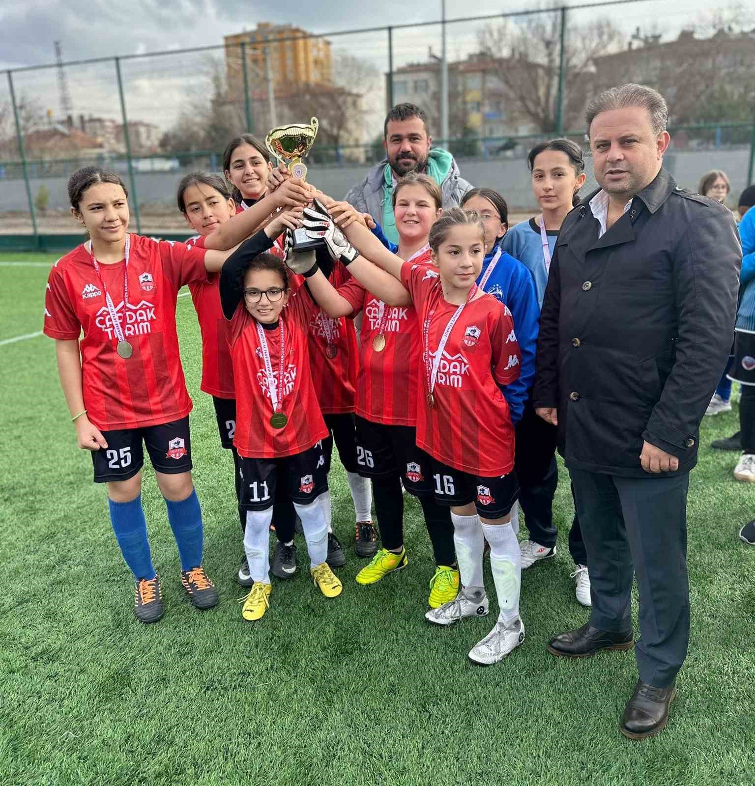 Küçük kızlar futbolda 75. Yıl Mühibe Germirli Ortaokulu Kayseri Şampiyonu
