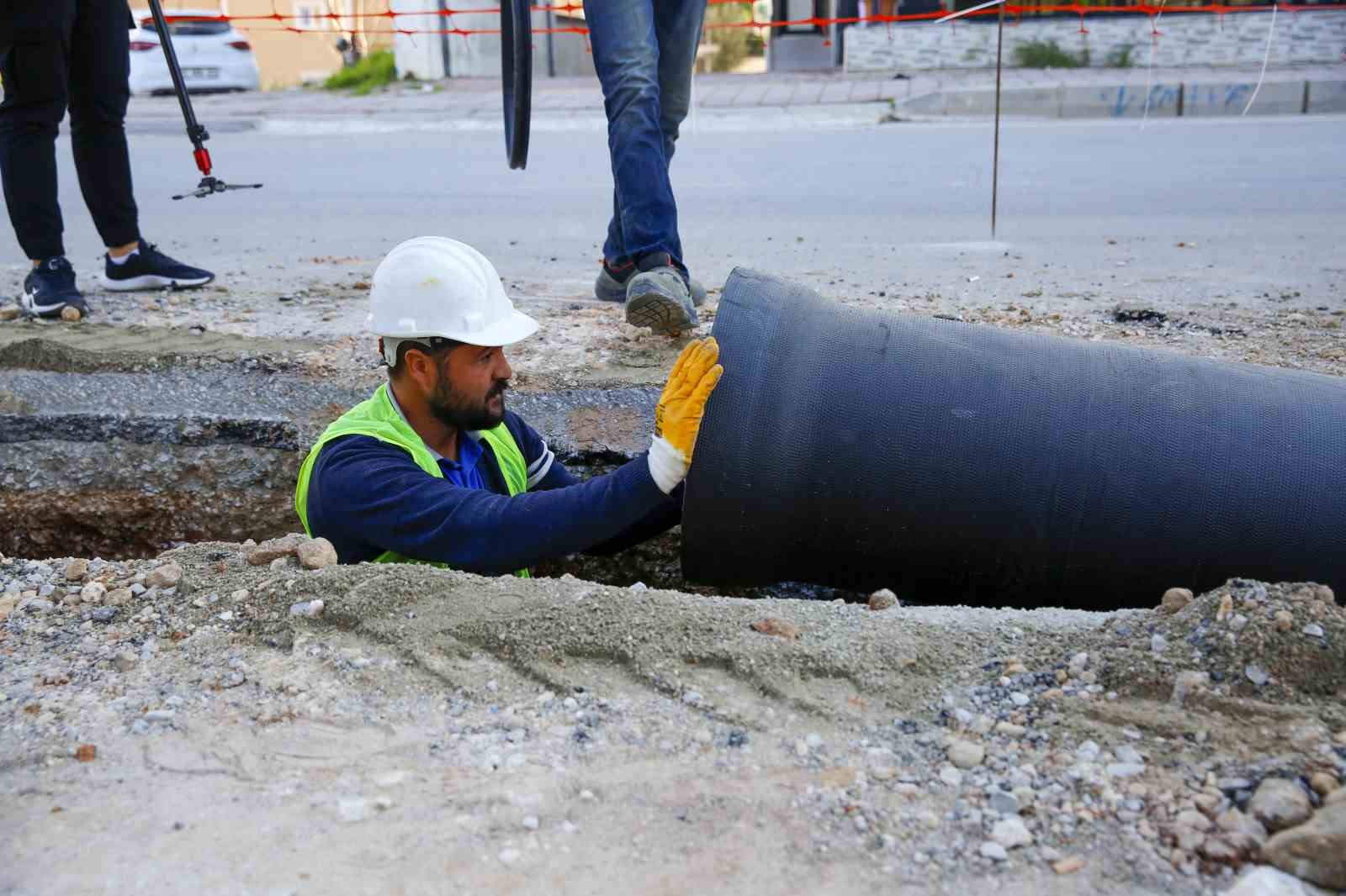 Büyükşehir Belediyesi Varsak’ta eski içme suyu hattını yeniliyor
