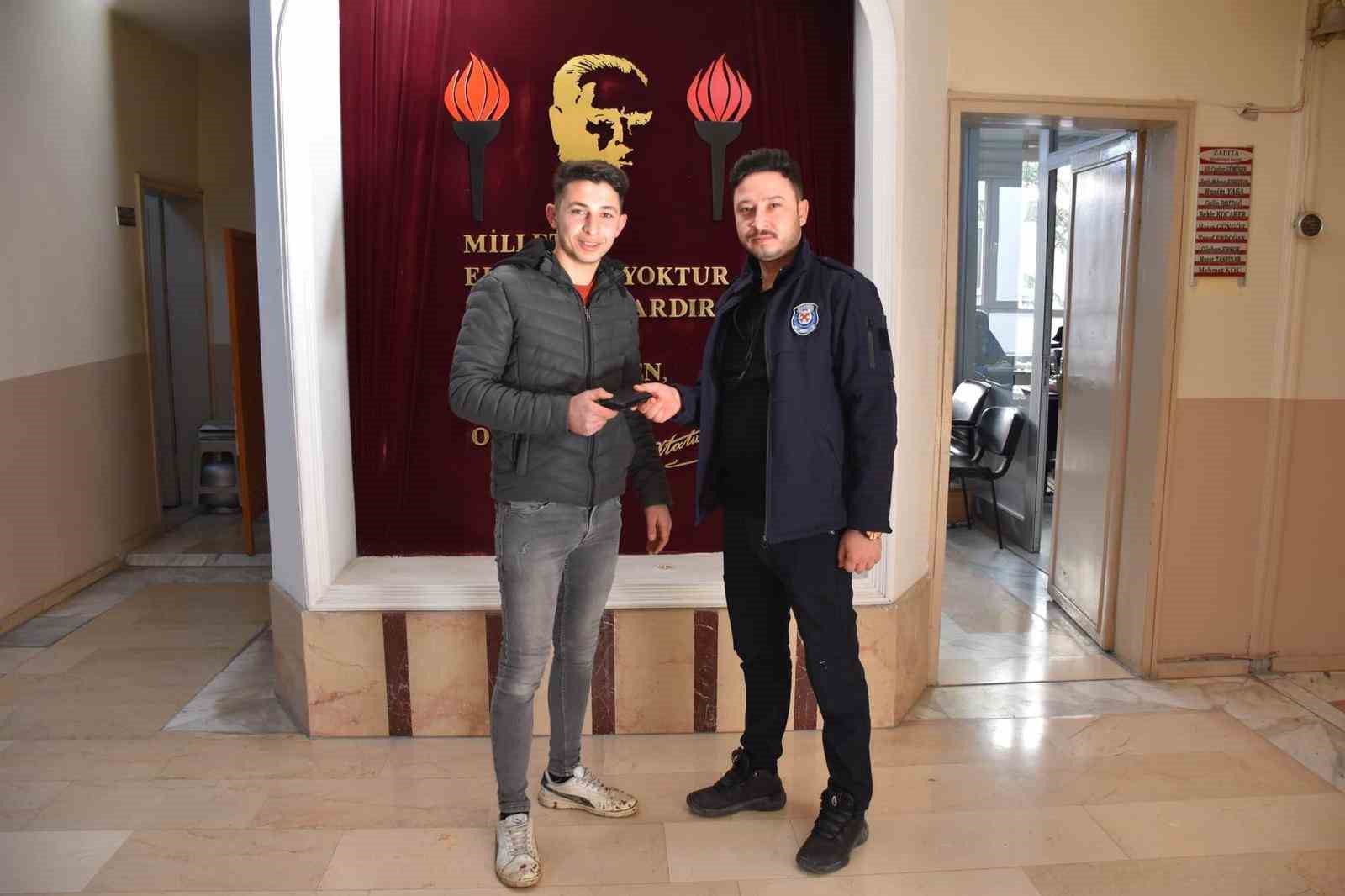 ATM’de unutulan para ve düşürülen cüzdan sahiplerine teslim edildi