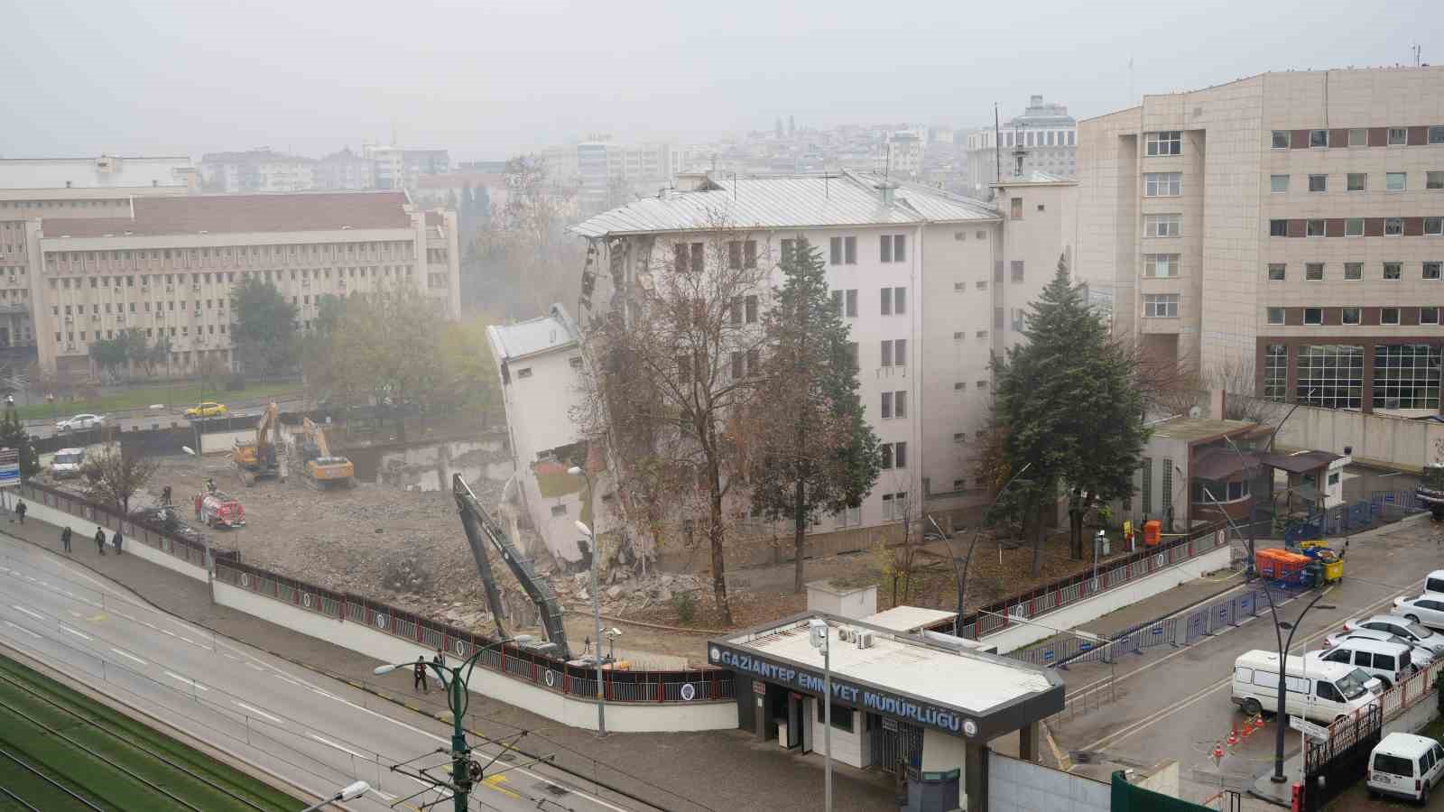 Depremde ağır hasar alan Gaziantep Emniyet Müdürlüğü Binası yıkım işlemleri sürüyor
