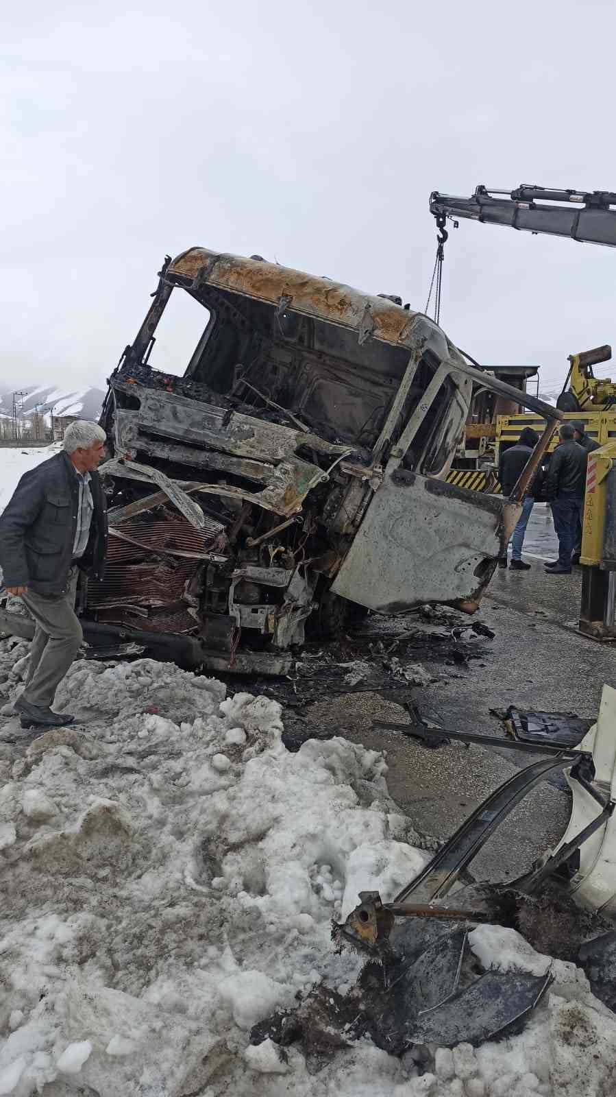 Alevlerin arasında kalan yaralı oğlu i&ccedil;in canını hi&ccedil;e saydı
