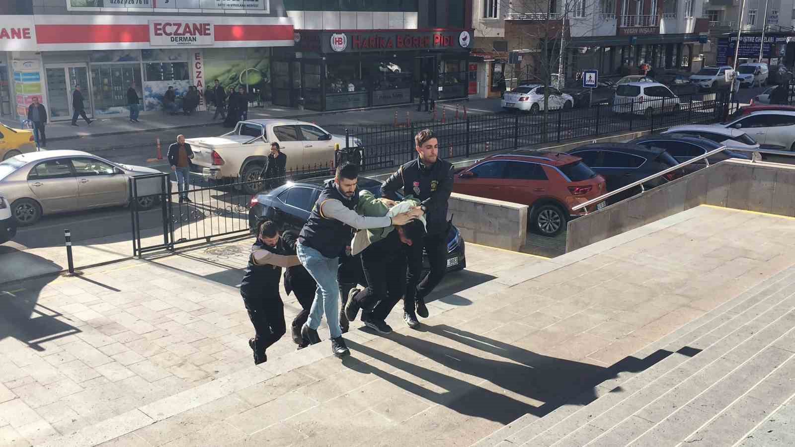 &Ccedil;erkezk&ouml;y&rsquo;de iş yerini kurşunlayan saldırganlar yakalandı
