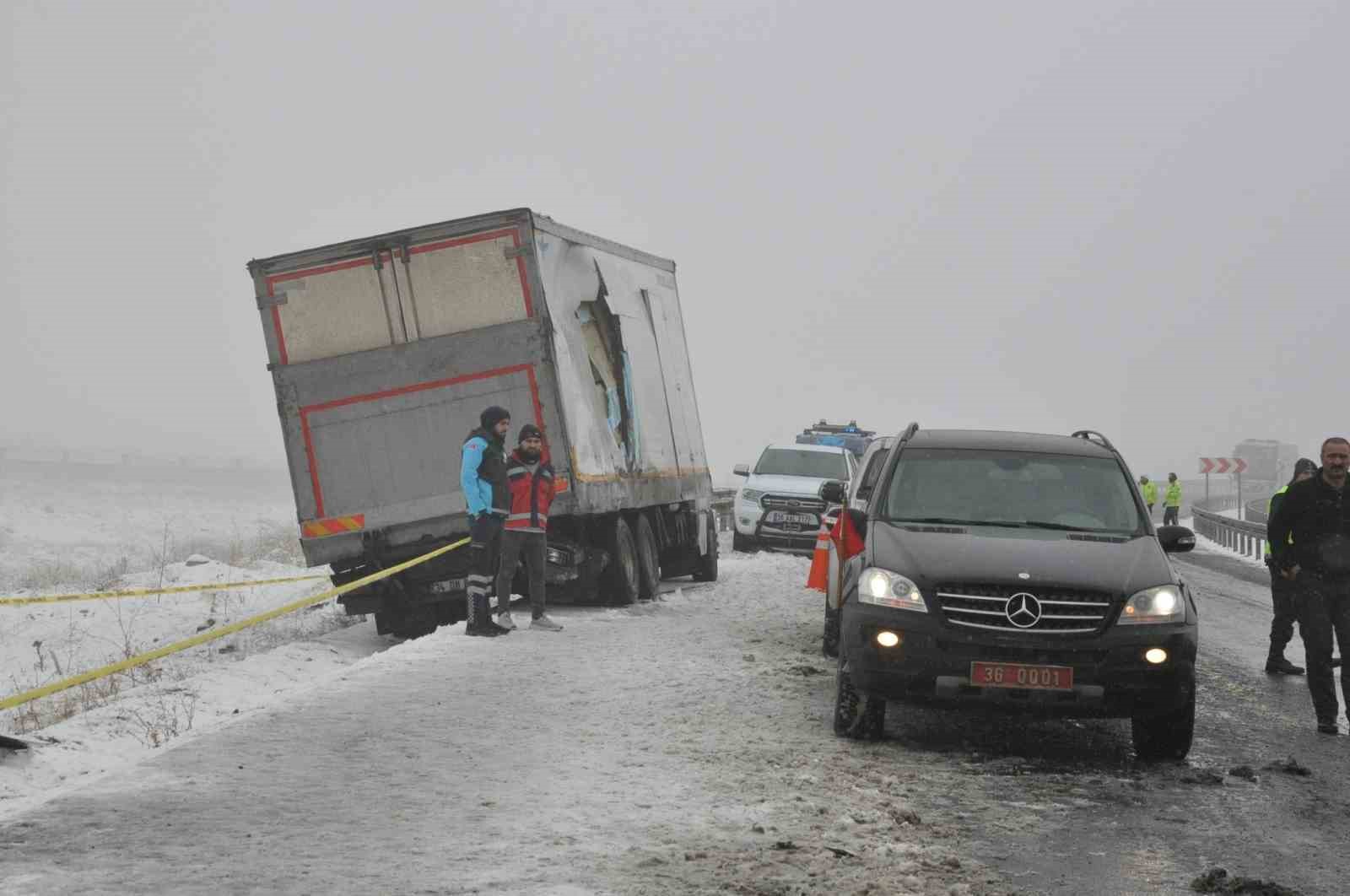 Sarıkamış’ta zincirleme kaza: 2 ölü, 8 yaralı