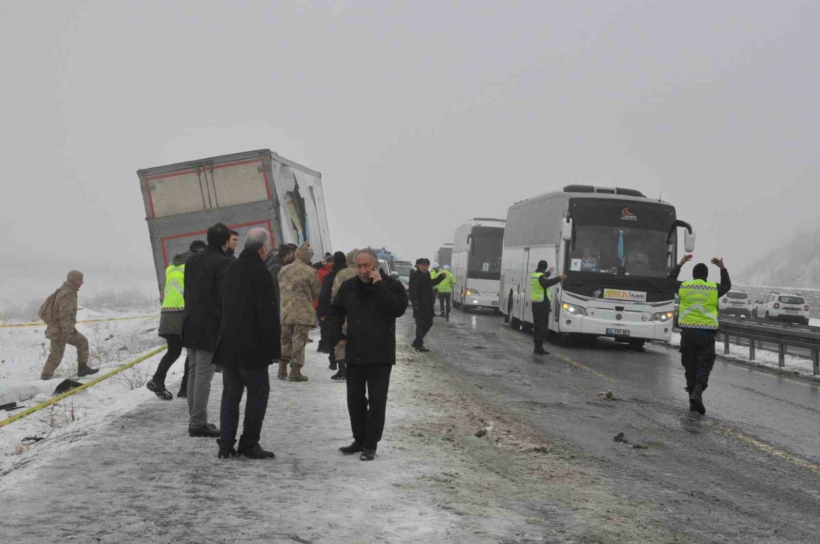 Sarıkamış&rsquo;ta zincirleme kaza: 2 &ouml;l&uuml;, 8 yaralı
