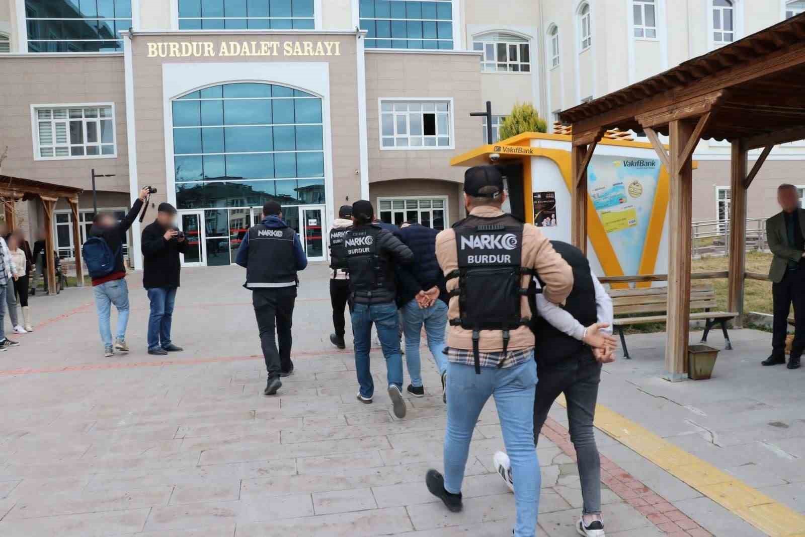 Burdur’da uyuşturucu operasyonunda 3 şahıs tutuklandı