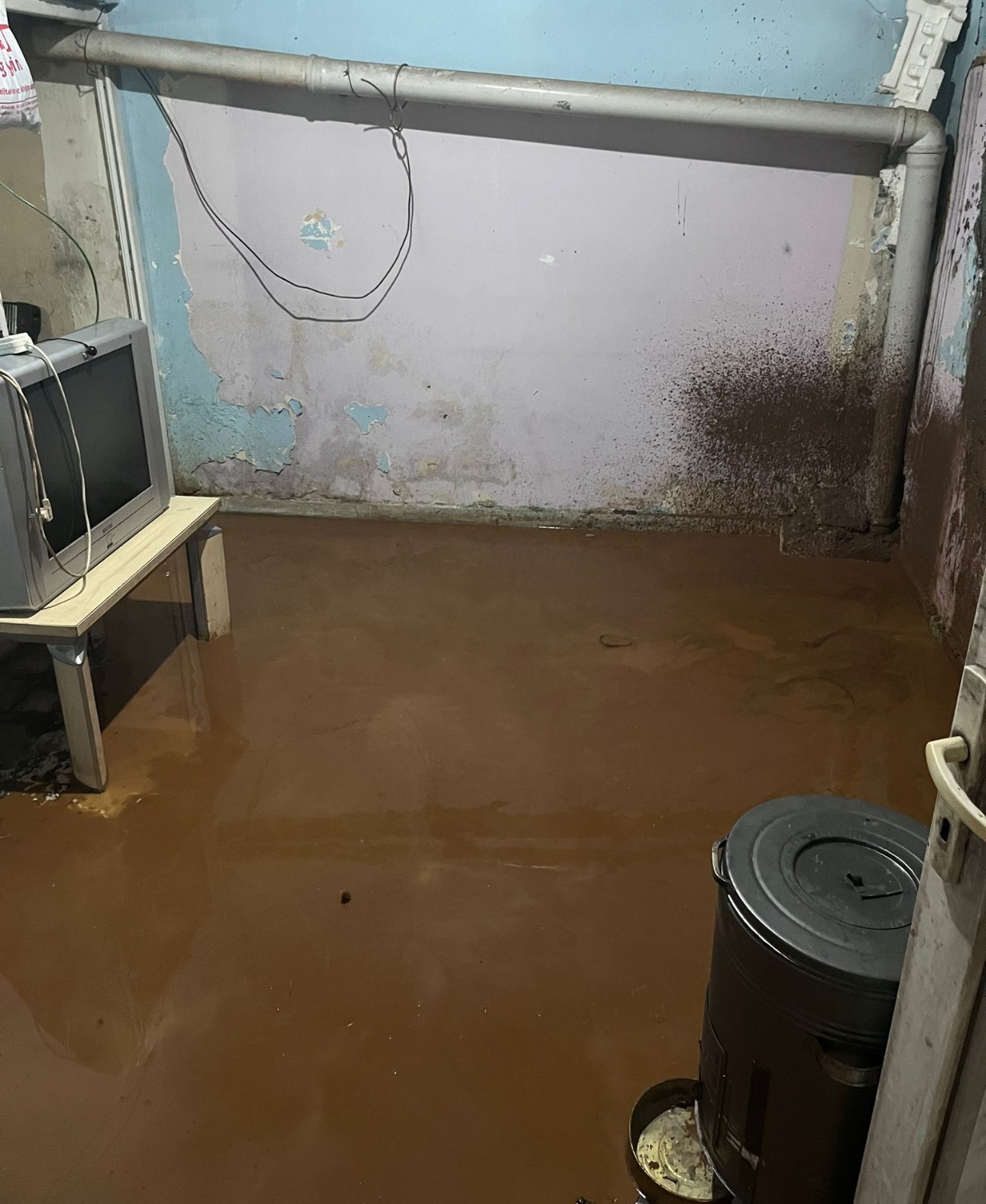 Beytüşşebap’ta sağanak yağış nedeniyle öğretmen lojmanı çamur içinde kaldı