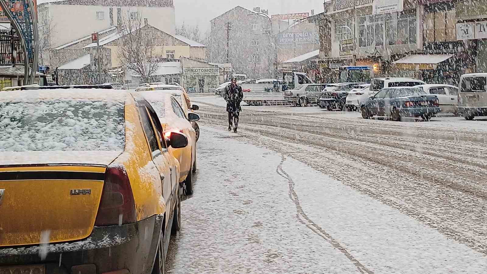 Malazgirt’te kar yağışı
