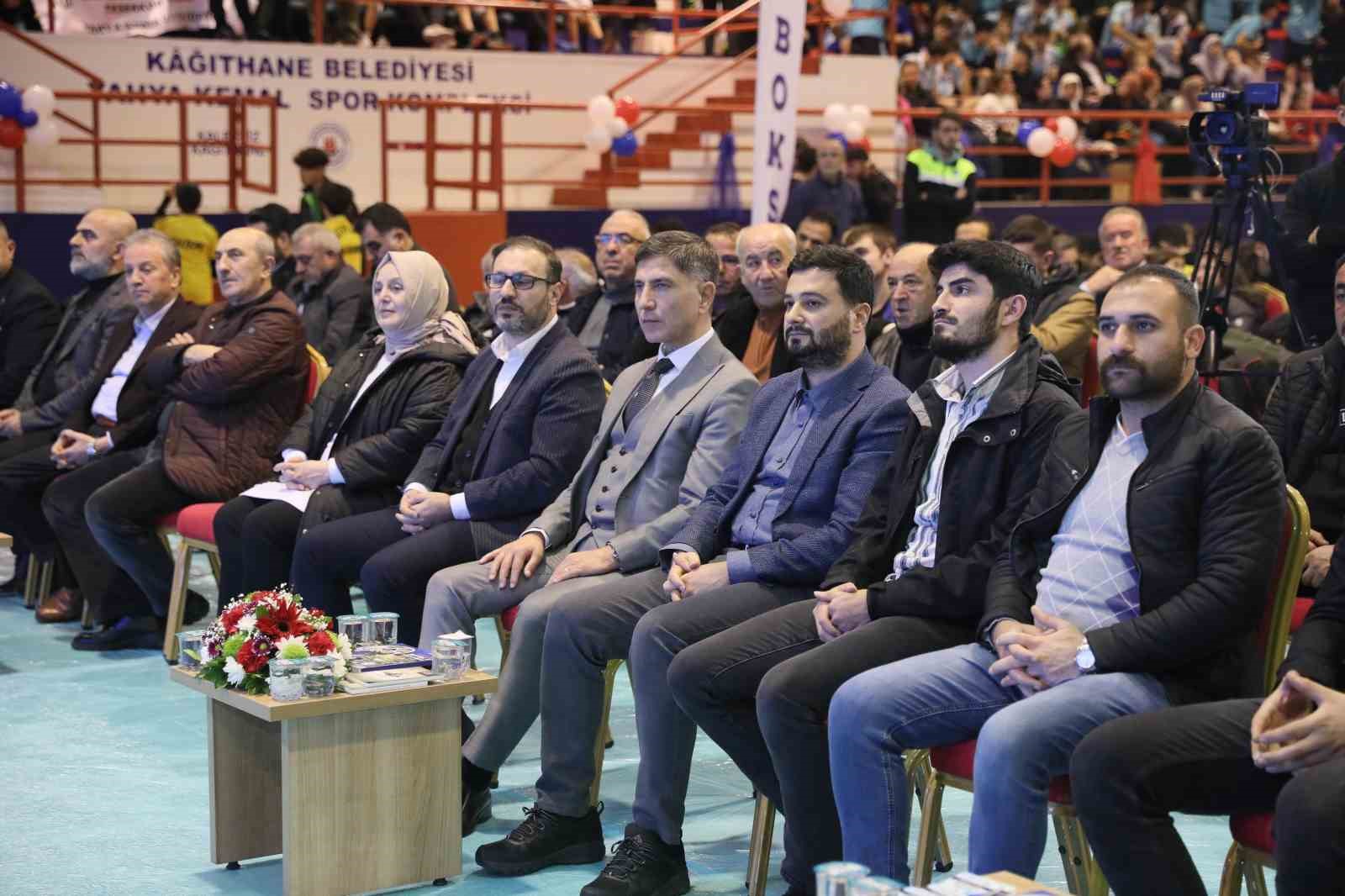 Kağıthane Belediyesi amatör spor kulüplerine malzeme desteğinde bulundu
