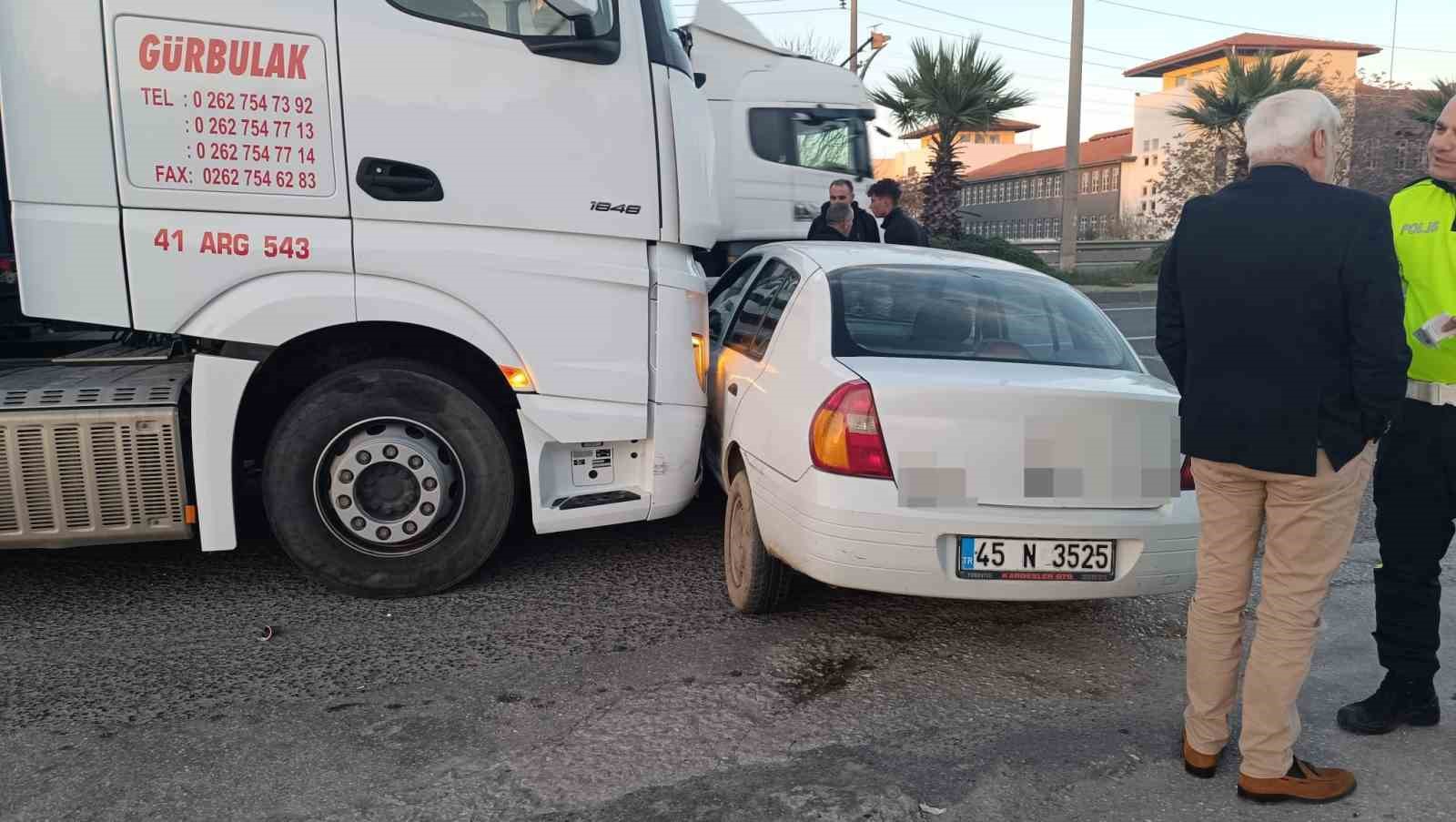 Tırın altında 50 metre sürüklenen araçtan burnu bile kanamadan çıktı
