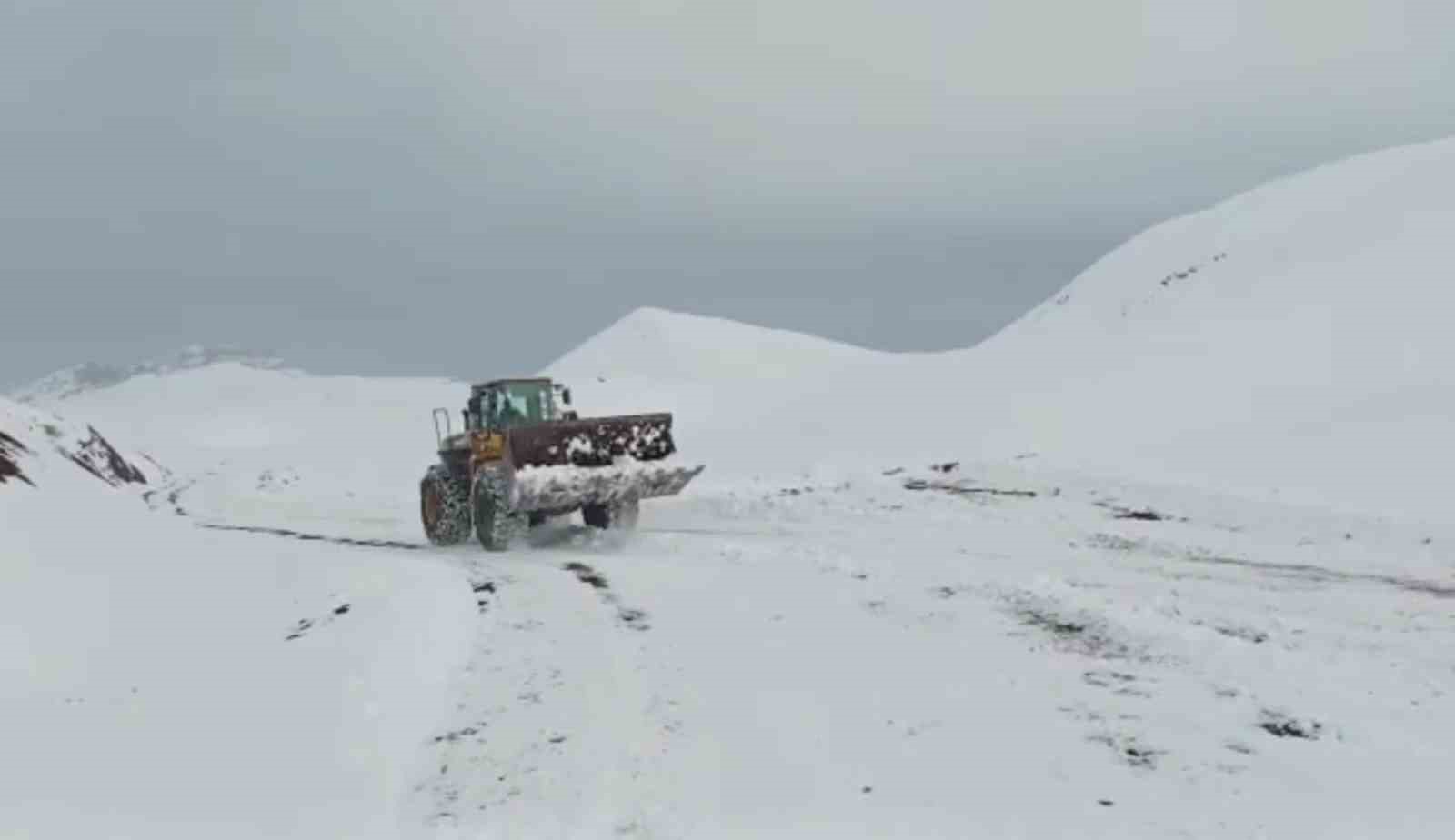 Siirt’te kar nedeniyle kapanan köy yolları ulaşıma açıldı