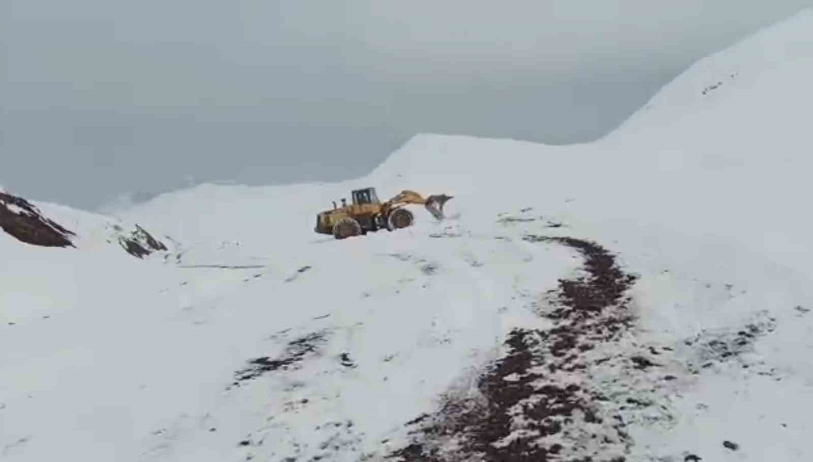 Siirt’te kar nedeniyle kapanan köy yolları ulaşıma açıldı
