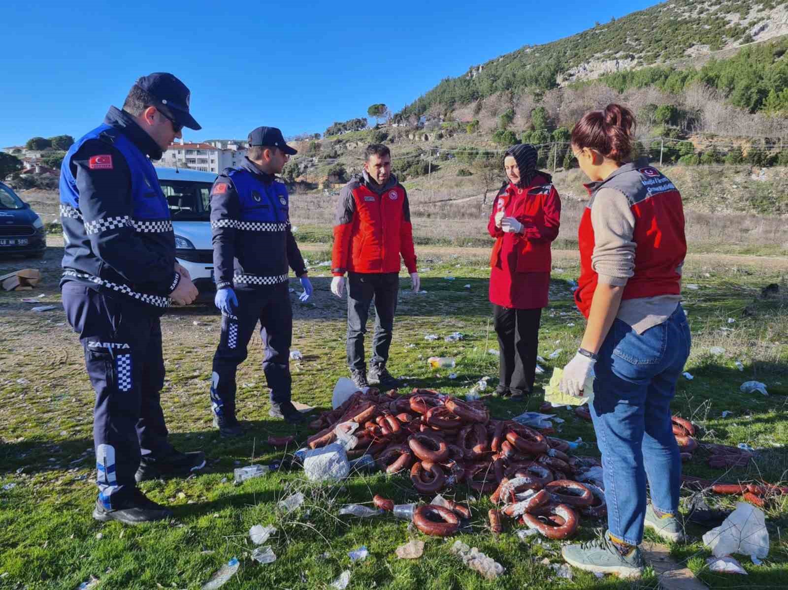 Yol kenarına atılan 100 kilo bozuk sucuk imha edildi