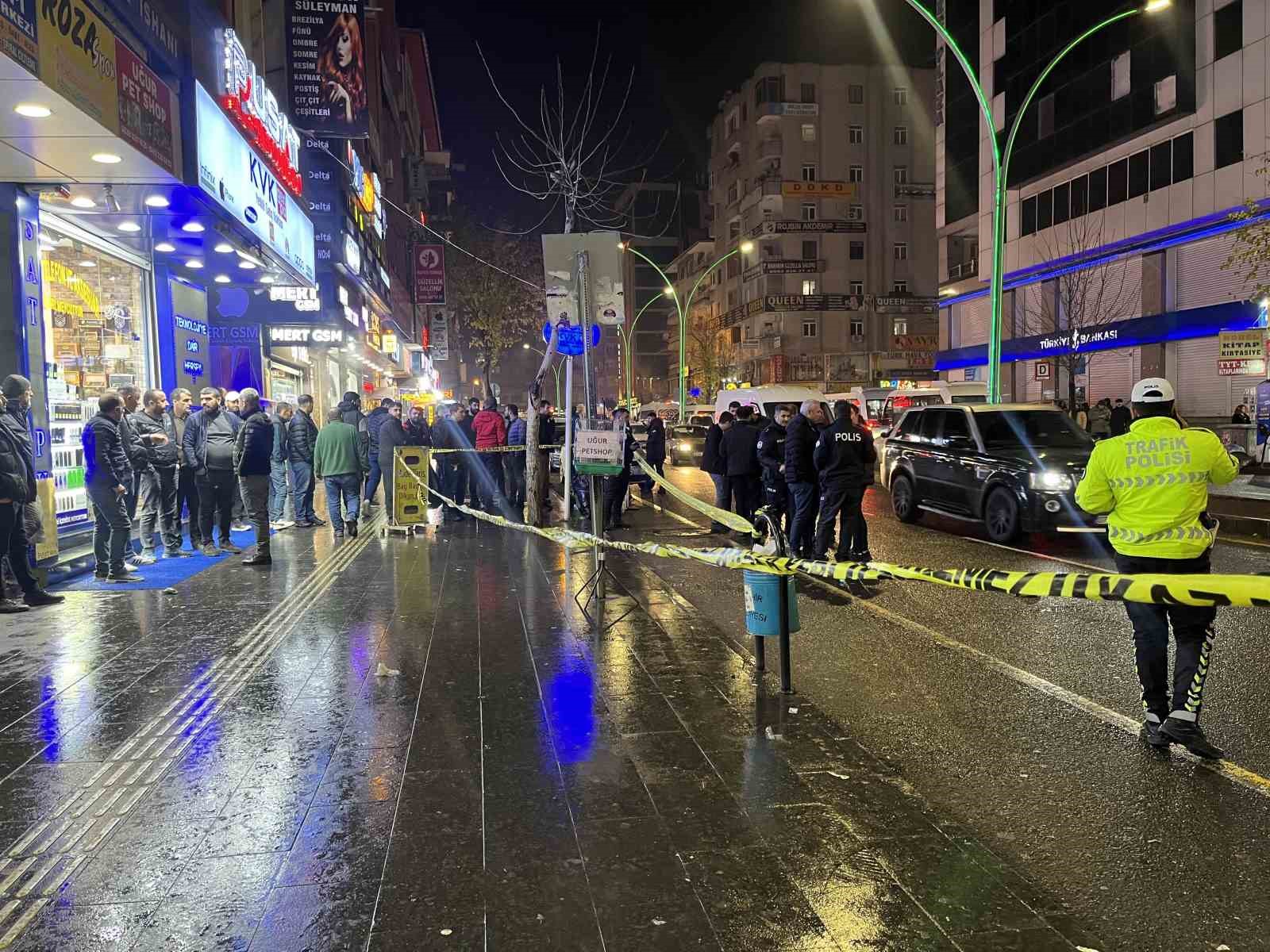 Diyarbakır&rsquo;da yaya ve &ouml;zel halk otob&uuml;s&uuml; şof&ouml;r&uuml; kurşunların hedefi oldu
