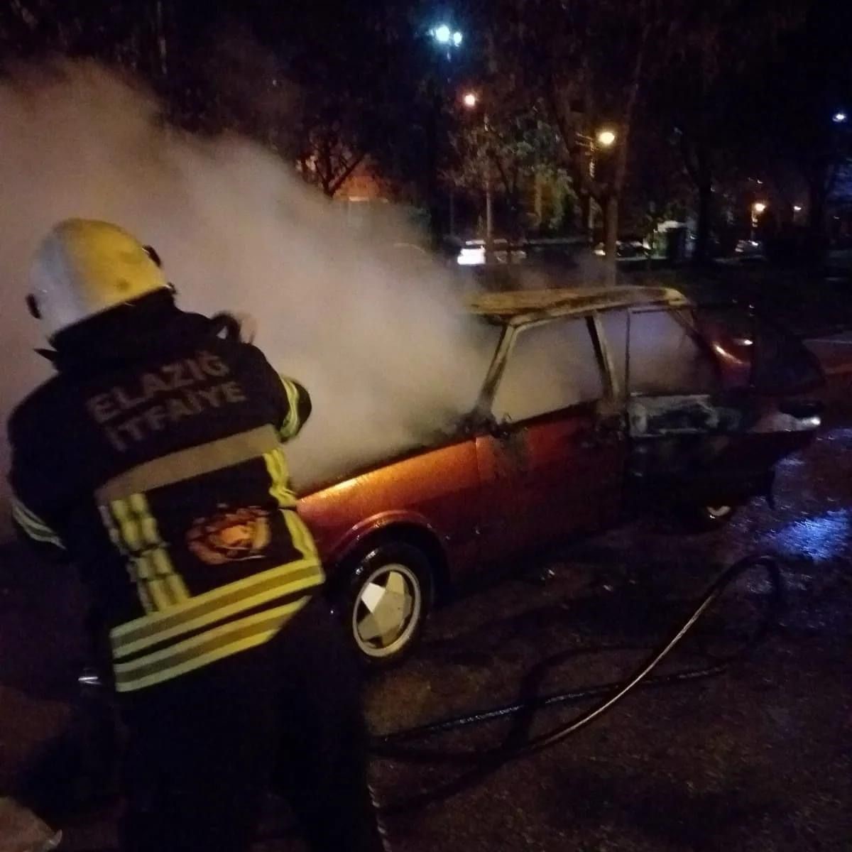 Elazığ’da park halindeki otomobil yandı: Araçtaki şahsı itfaiye kurtardı