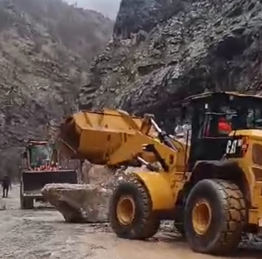 Hakkari’de dağdan kopan kayalar köy yolunu kapattı
