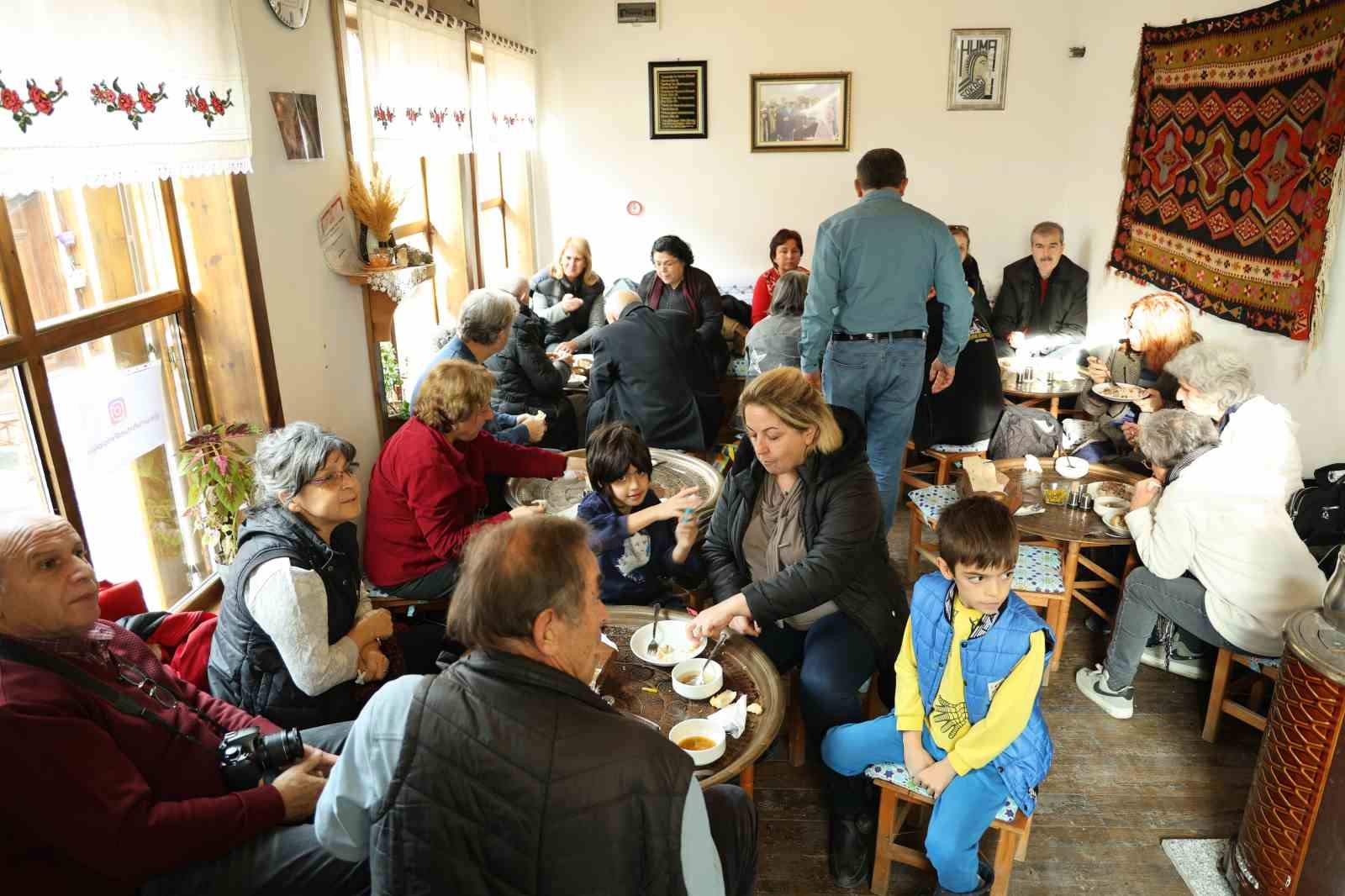 Bu sokaktaki tüm esnaf kadın
