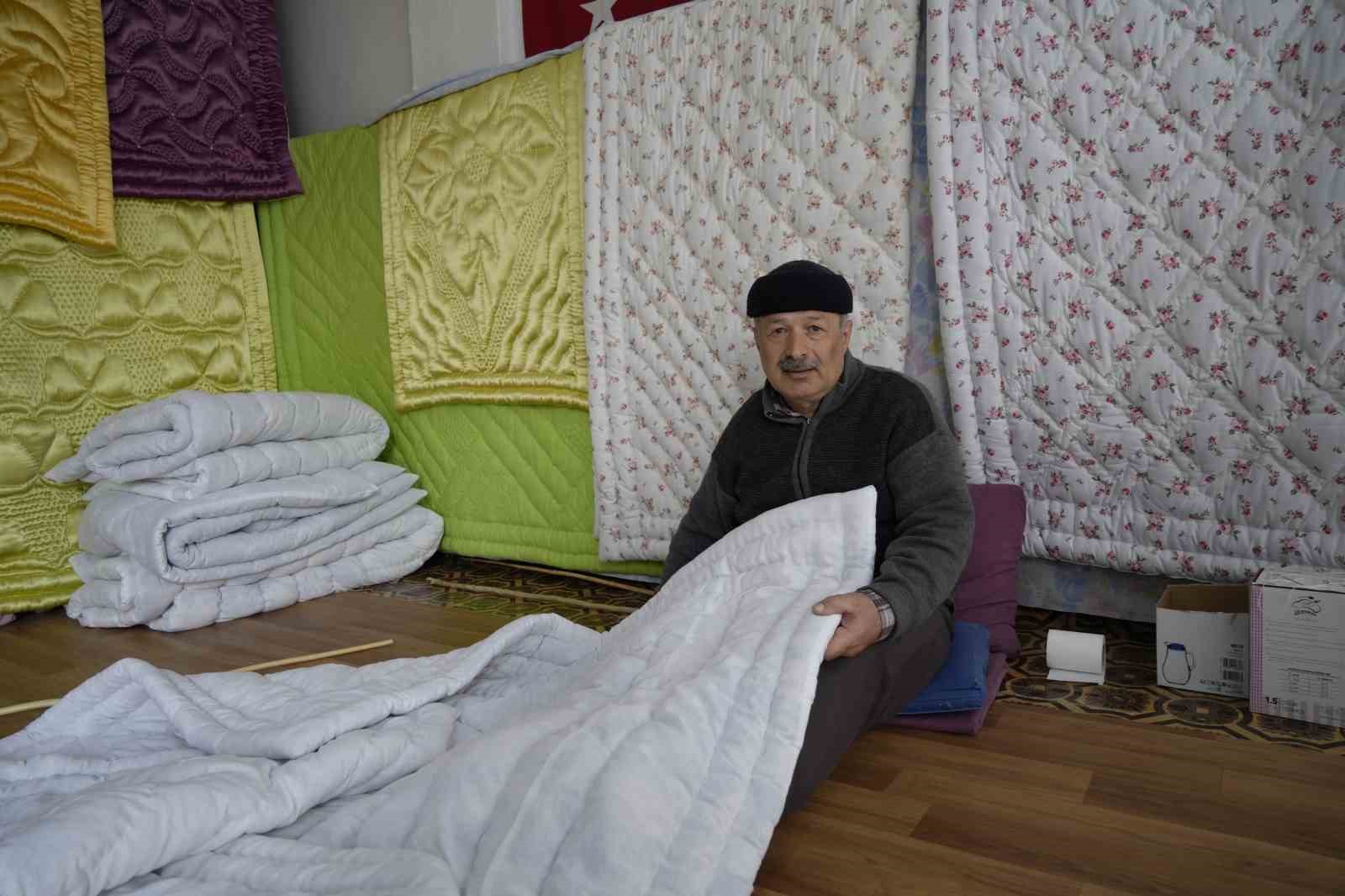 7 yaşında başladığı yorgancılık mesleğini 4. kuşak olarak 52 yıldır devam ettiriyor
