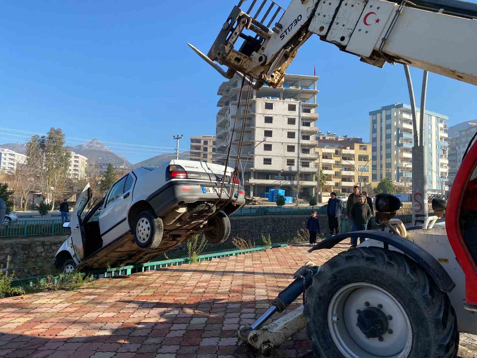 Osmaniye’de otomobil dereye uçtu: 2 yaralı
