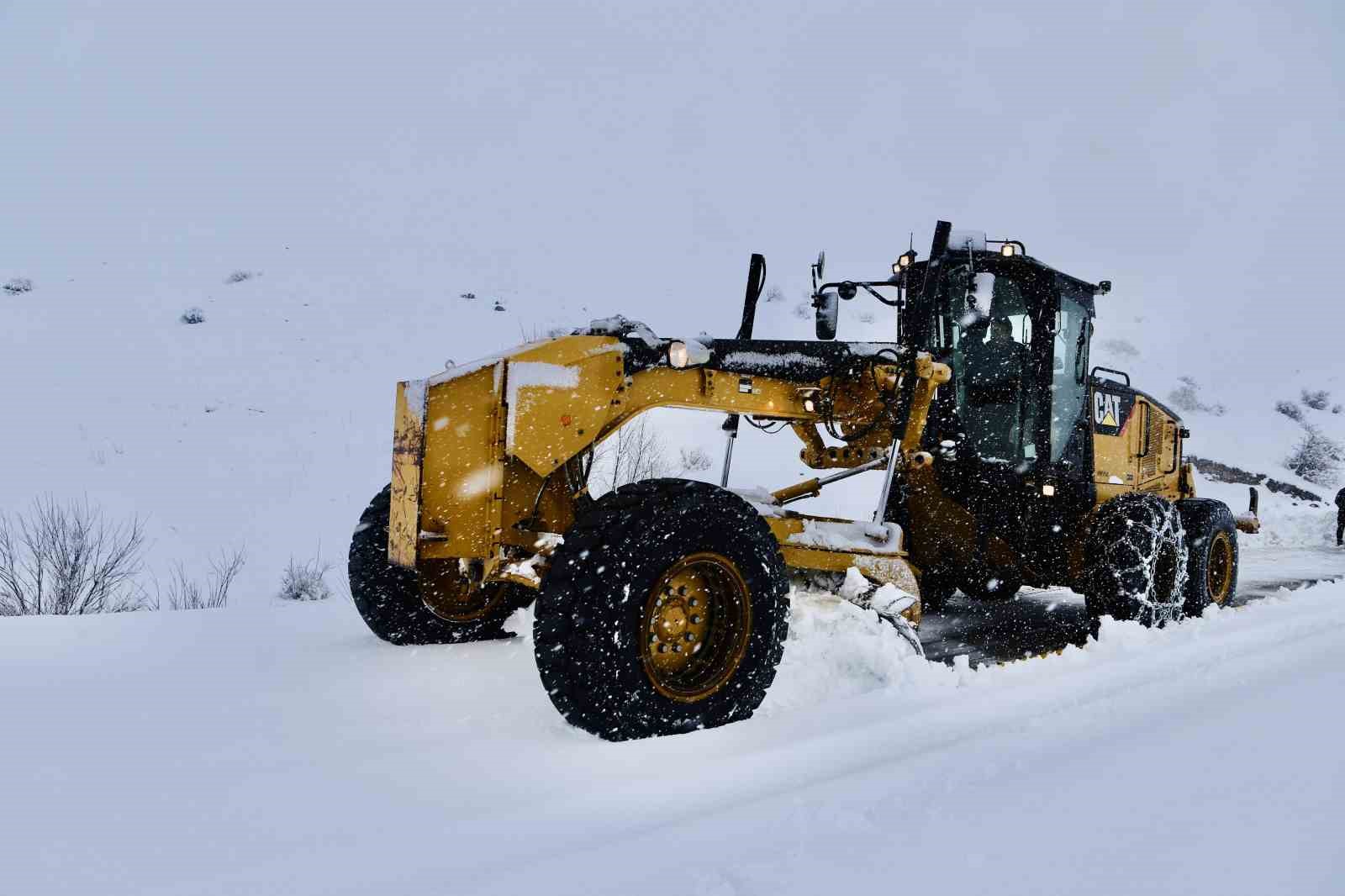 Ağrı’da "Kar Kaplanları" kapanan yollar için seferber oldu
