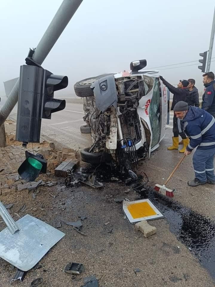 Elazığ’da ambulans sinyalizasyon direğine çarptı: 1 yaralı