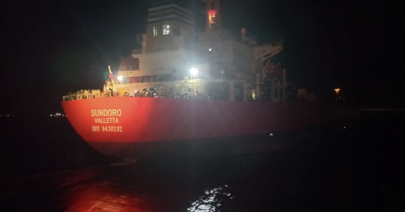 &Ccedil;anakkale Boğazı&rsquo;ndan ge&ccedil;en boş tanker makine arızası yaptı
