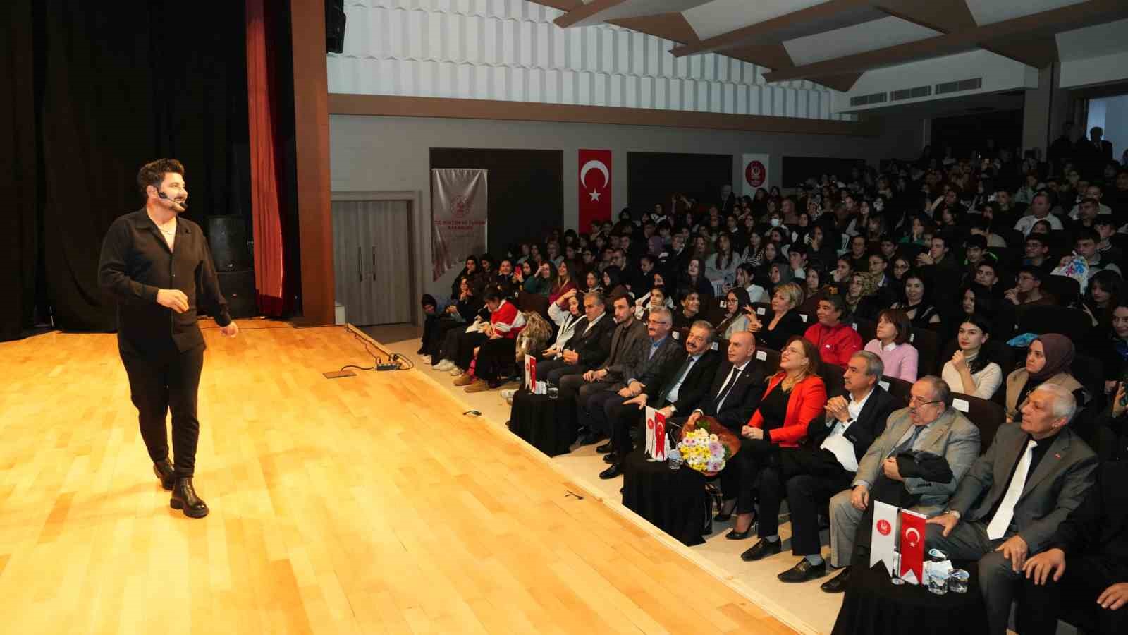 “Bir Türkü Tiyatrosu” Keçiören’de sahnelendi
