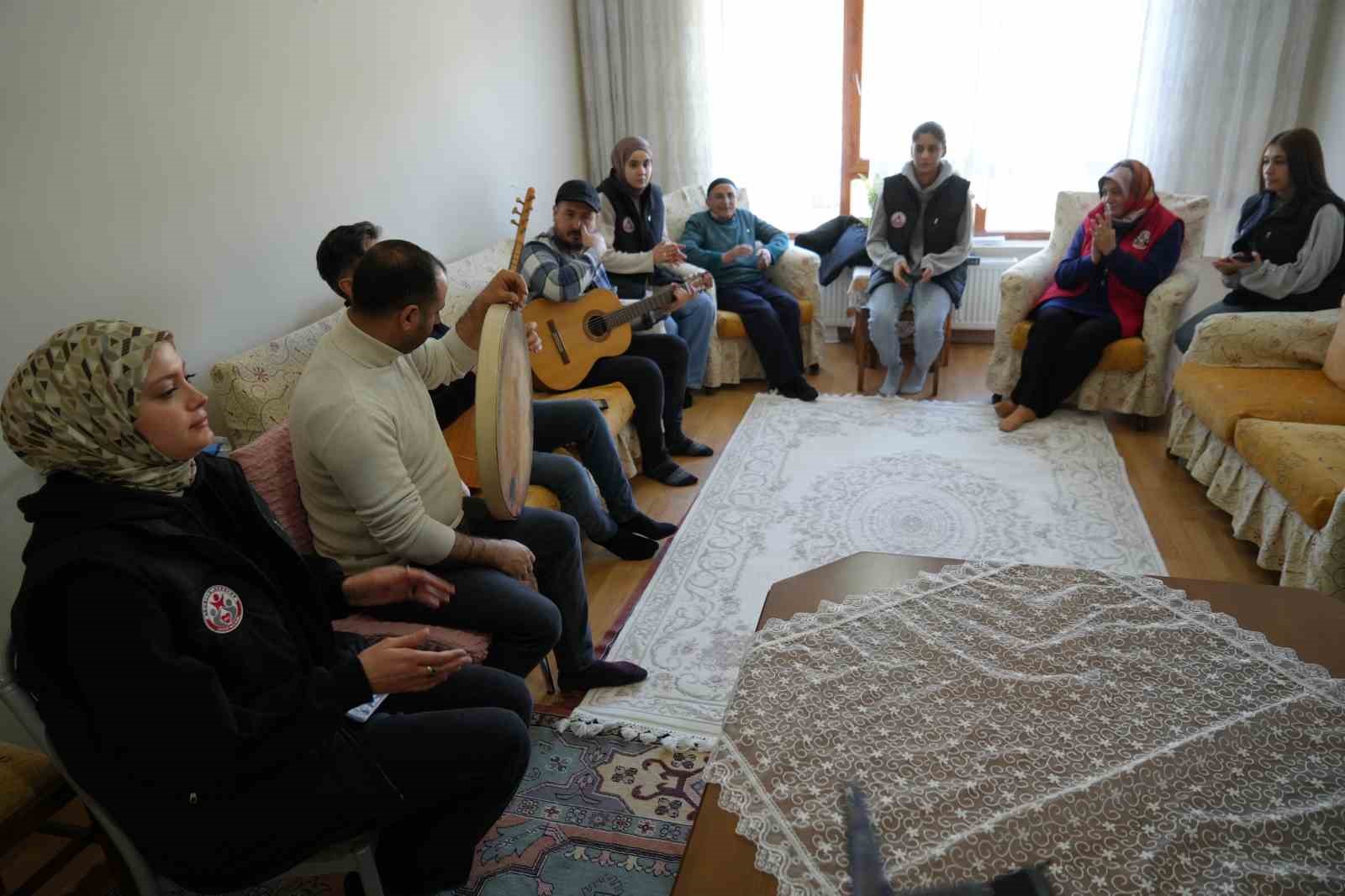 G&ouml;n&uuml;ll&uuml; gen&ccedil;ler, yaşlı vatandaşları yalnız bırakmıyor
