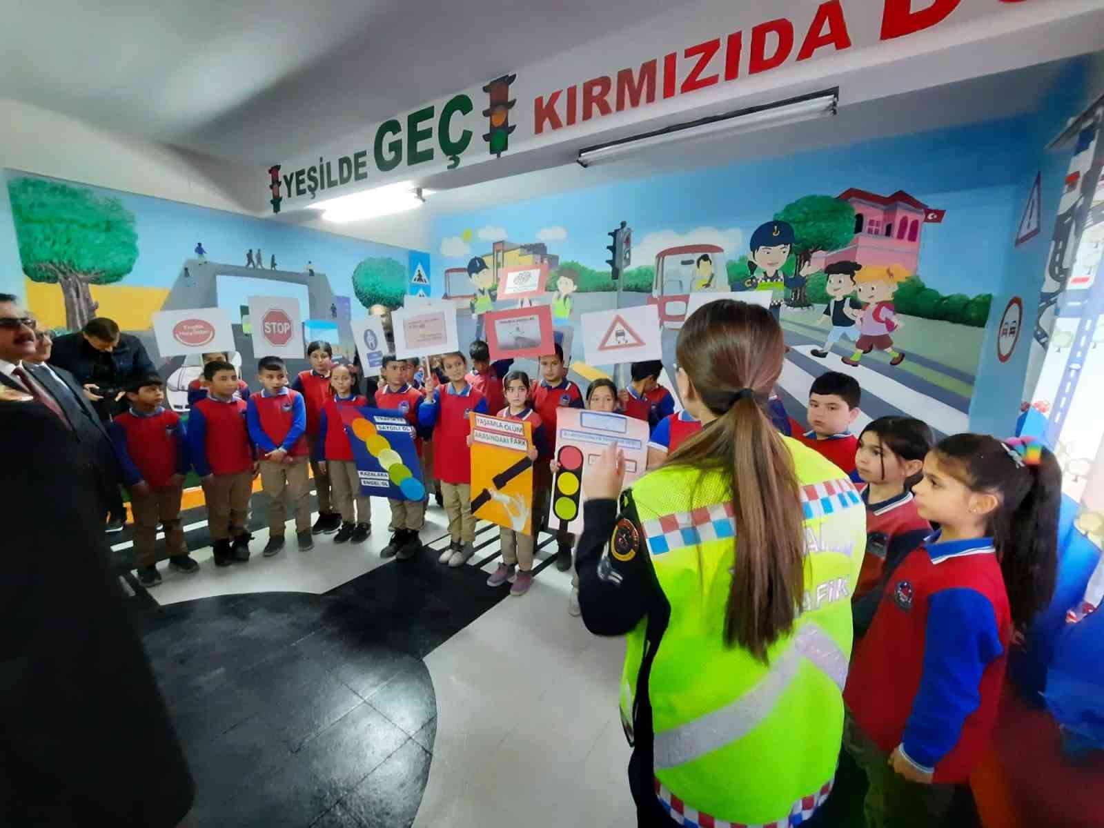 Jandarmadan minik öğrencilere trafik eğitim sınıfı
