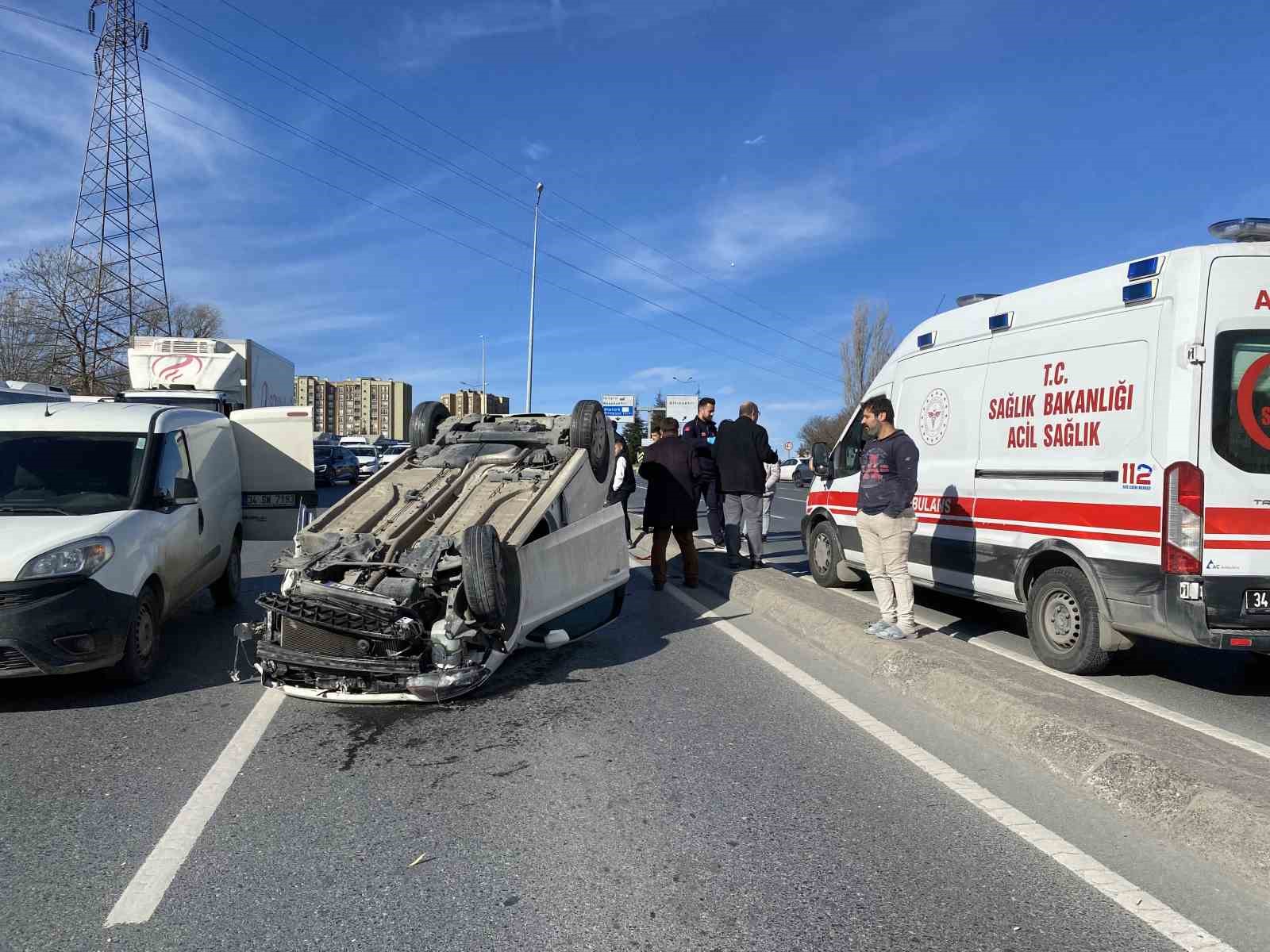 S&uuml;ratli giden ara&ccedil; s&uuml;r&uuml;c&uuml;s&uuml; kontrolden &ccedil;ıkarak takla attı: 1 yaralı
