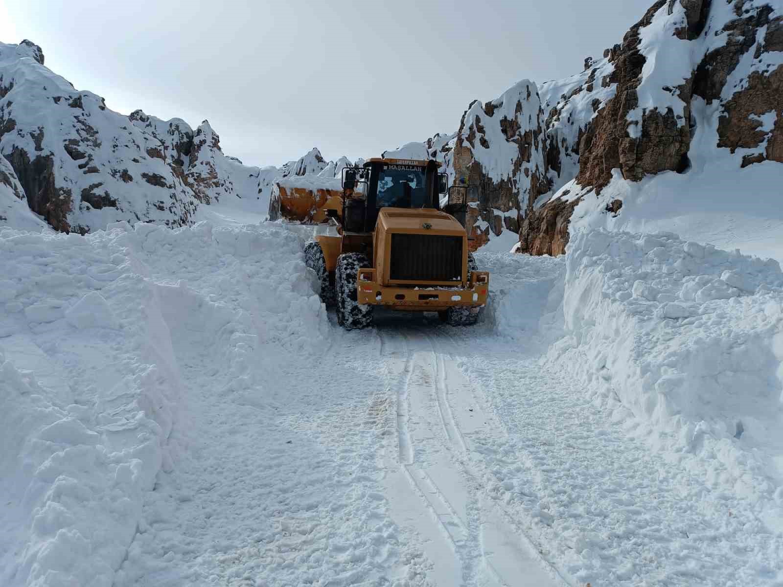 Hakkari il &ouml;zel idaresinden karla m&uuml;cadele &ccedil;alışması
