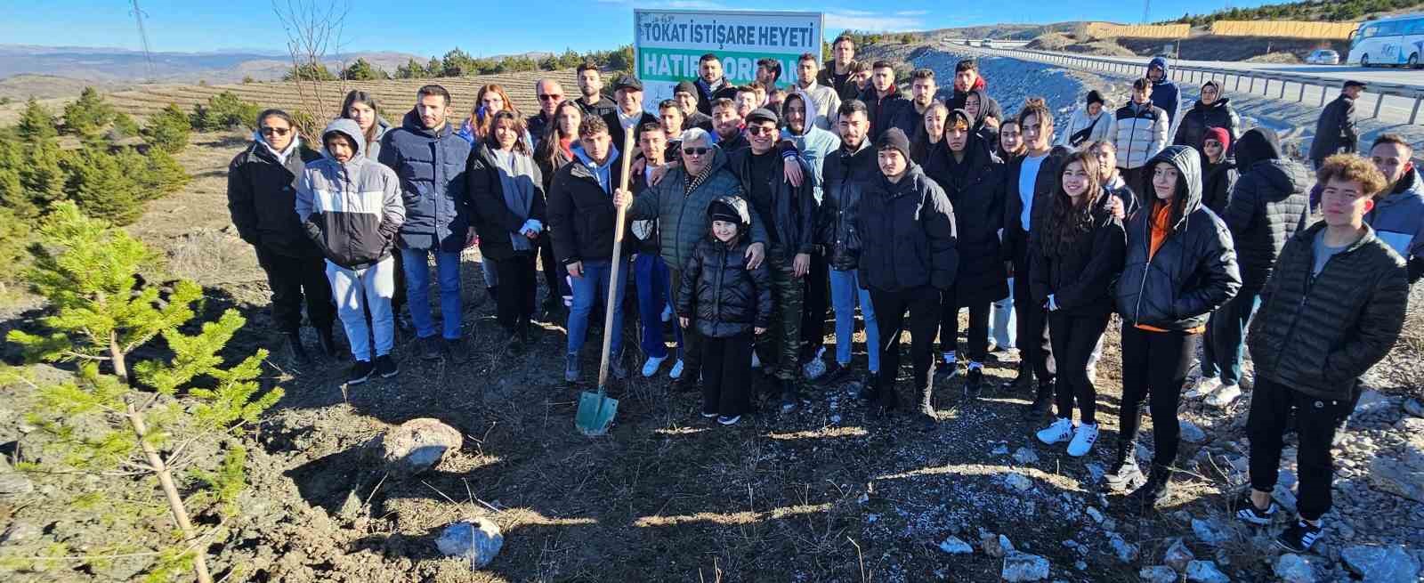 Soğuk havaya aldırmayan Tokatlılar fidan dikmek i&ccedil;in birbirleriyle yarıştı
