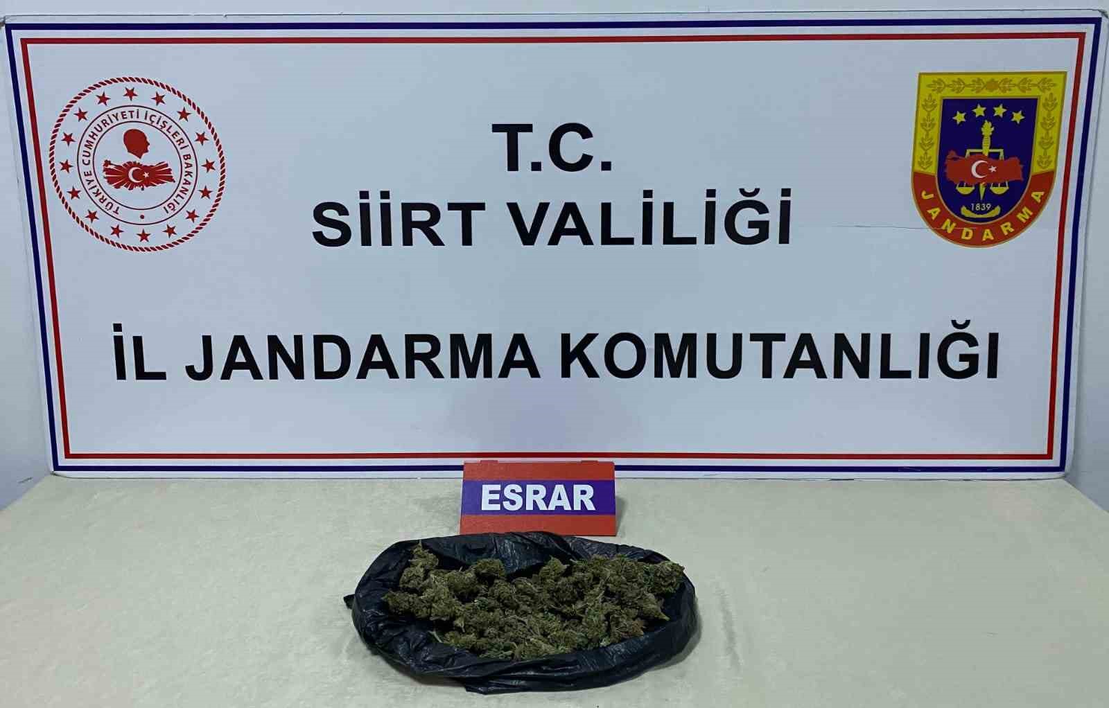 Siirt’te bir yolcunun üstünde 220 gram esrar ele geçirildi