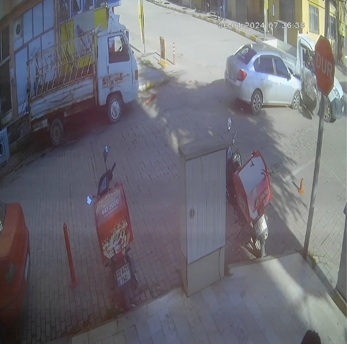 Sokaktan kontrols&uuml;z &ccedil;ıkıp kamyonete &ccedil;arptı, ortalık savaş alanına d&ouml;nd&uuml;: 1 yaralı
